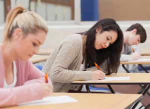 2 internationale Schüler schreiben einen Test in einem Deutschkurs Heilbronn